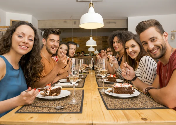 Amigos almoçando no restaurante — Fotografia de Stock