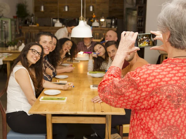 Abuela tomando una foto de toda la familia — Foto de Stock