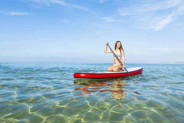 女人练习桨 — 图库照片