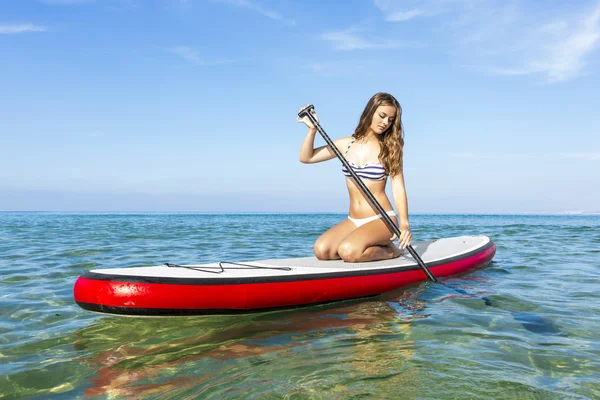 Mujer practicando paddle —  Fotos de Stock