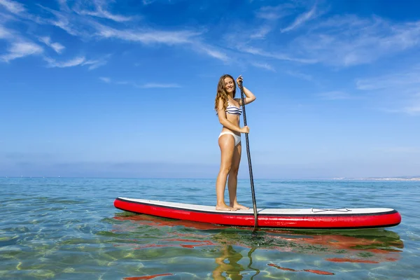 Mujer practicando paddle —  Fotos de Stock