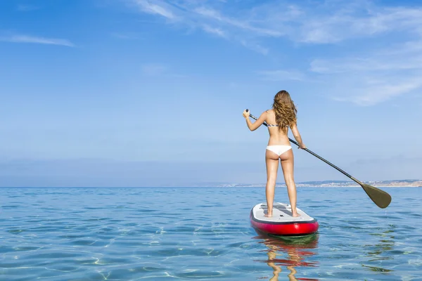 Mujer practicando paddle —  Fotos de Stock