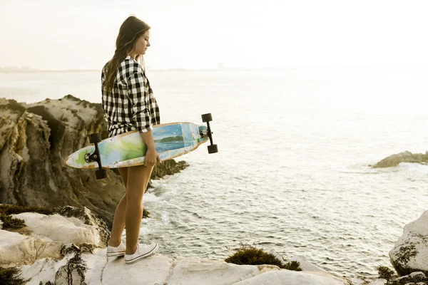 年轻女子滑板与合影 — 图库照片