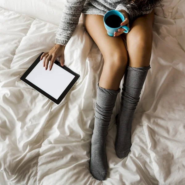 Nő használ egy tabletta-ágyon — Stock Fotó