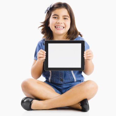 Bir tablet kullanan genç kız