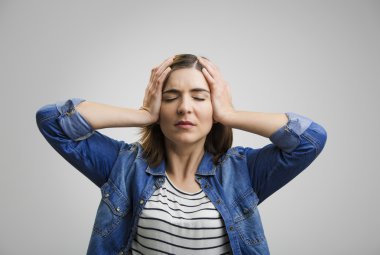 Korkunç bir baş ağrısı hissediyor kadın