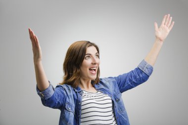 Başarılı kadın kaldırdı kollarını