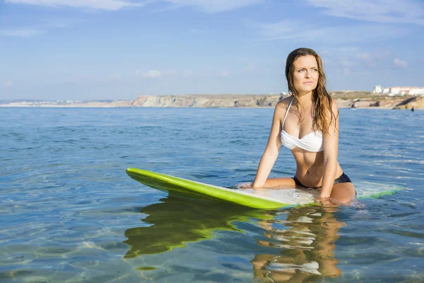 Kvinna på surfbräda väntar på vågorna — Stockfoto