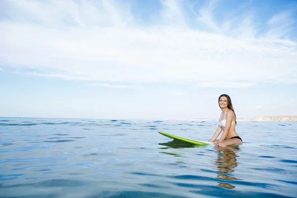 Žena na surfu, čeká na vlny — Stock fotografie