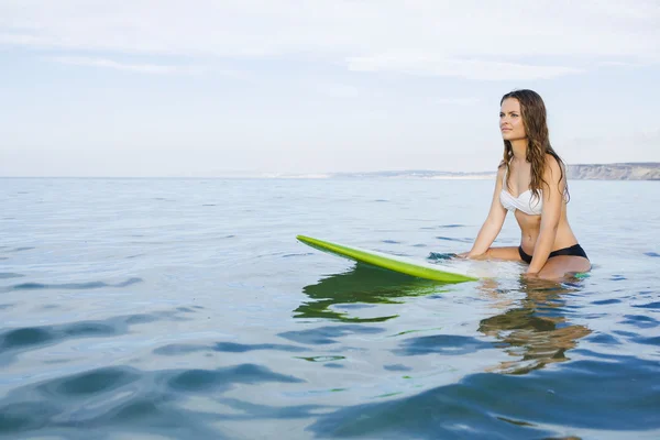 Donna sulla tavola da surf in attesa delle onde — Foto Stock