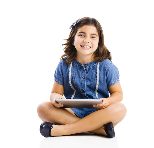 Bir tablet kullanan genç kız — Stok fotoğraf
