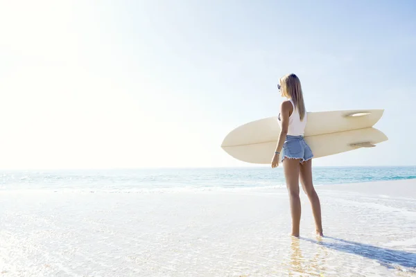 Surfermädchen überprüft die Wellen — Stockfoto
