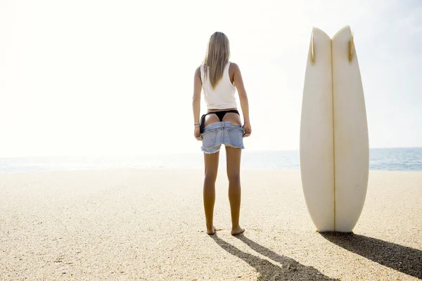 Surfista menina se preparando para surfar — Fotografia de Stock