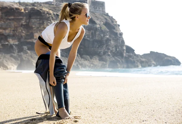 Surfista chica preparándose para surfear —  Fotos de Stock