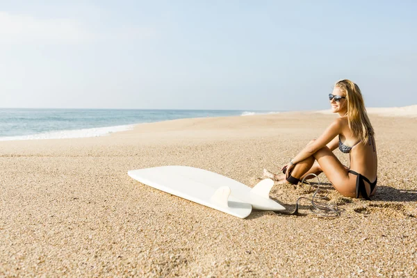 Surfista menina se preparando para surfar — Fotografia de Stock