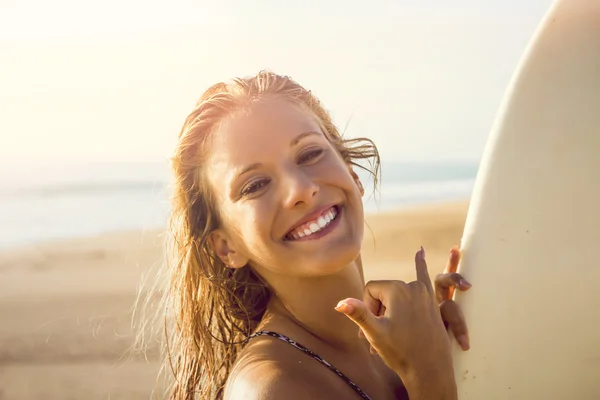 Linda chica en la playa con su tabla de surf —  Fotos de Stock