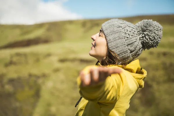 Donna contemplando un bellissimo paesaggio — Foto Stock