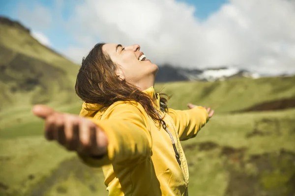 Woman contemplating a beautiful landscape — Stock Photo, Image