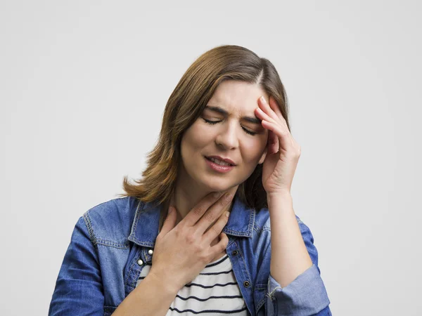 Kvinna känner sig en hemsk huvudvärk — Stockfoto