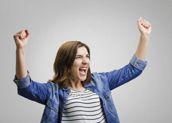 Succesvolle vrouw met wapens aan de orde gesteld — Stockfoto