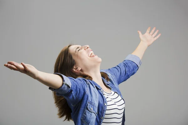 Mujer feliz con los brazos levantados —  Fotos de Stock