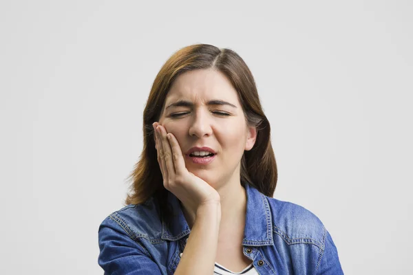 Mulher sentindo uma dor de dente terrível — Fotografia de Stock
