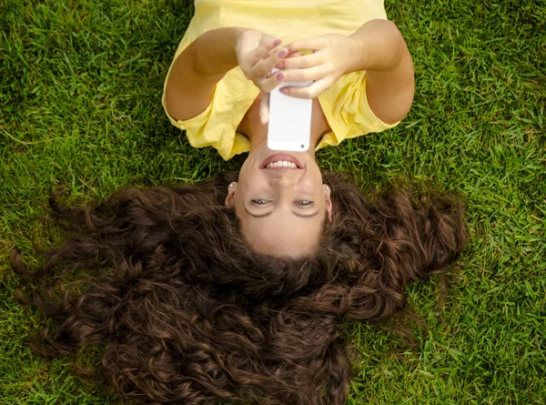 Mulher fazendo uma selfie no celular — Fotografia de Stock