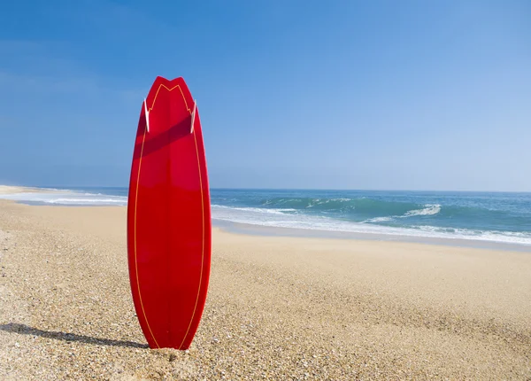 Красный серфинг на песке — стоковое фото