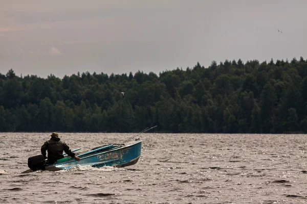 Fiskaren simning på motorbåt — Stockfoto