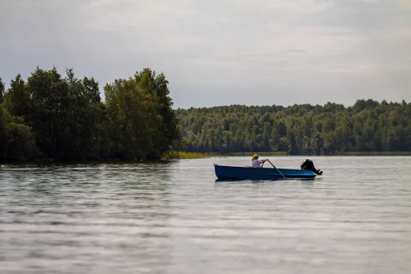 Kvinna som simmar i båt 1 — Stockfoto