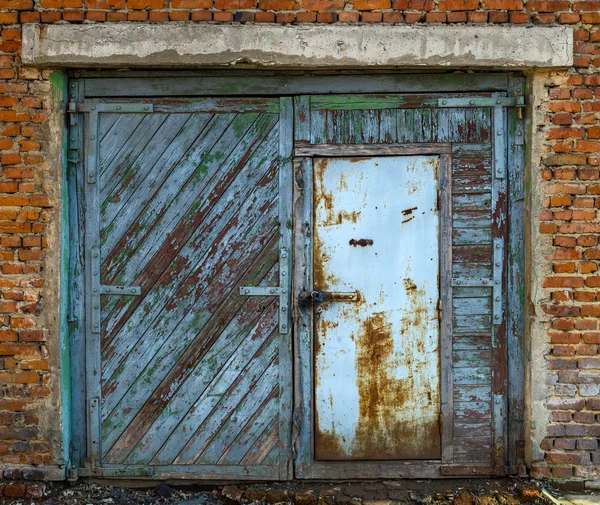 Stará garážová vrata uzavřena — Stock fotografie