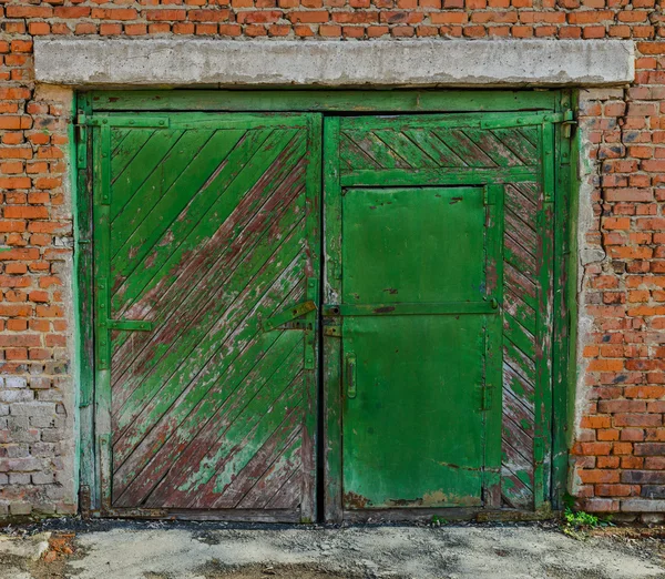 Porta de garagem velha fechada — Fotografia de Stock