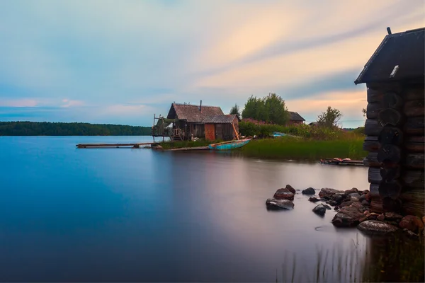 Huset på Karelska sjön — Stockfoto