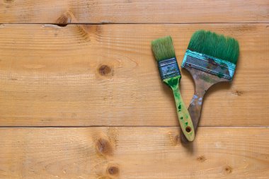 Ham ahşap tahta yüzey üzerinde kullanılan fırçalar. 