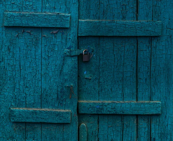 Staré modré zavřené okenice — Stock fotografie