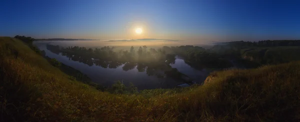 Nascer do sol nebuloso no rio — Fotografia de Stock