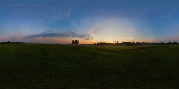 Nebliger Sonnenaufgang auf der Wiese Kugelpanorama — Stockfoto