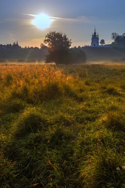 Igreja na colina paisagem prado manhã — Fotografia de Stock