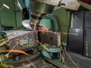 kıvılcımları olan eğimli disk endüstriyel değirmencilik süreci - seçici odak ve bulanıklığa sahip yakın çekim