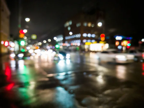 Nuit déconcentrée pluie ville rue avec voitures traversant la route — Photo