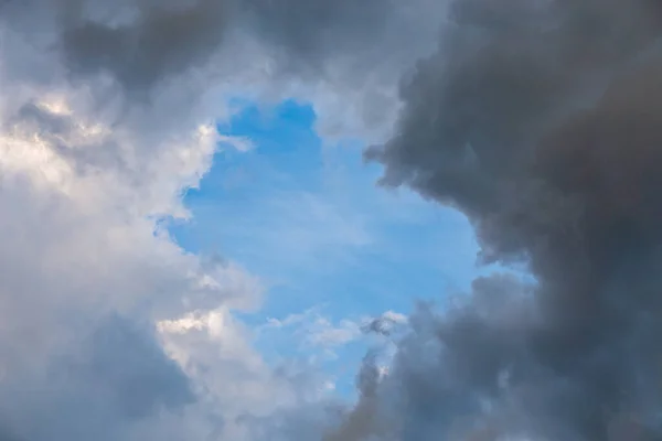 หน้าต่างท้องฟ้าสีฟ้าธรรมชาติในเมฆ ช่องว่างรอบในเมฆฤดูร้อนที่มั่นคง — ภาพถ่ายสต็อก