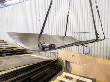 vinç uzaktan kumandalı askılardan sarkan bir metal yığını