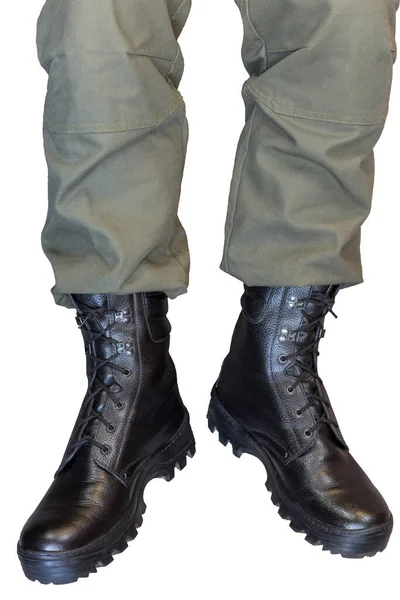 Piernas en pantalones de color caqui ejército y botas militares — Foto de Stock