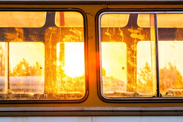 Światło słoneczne przez brudne okna starego autobusu — Zdjęcie stockowe