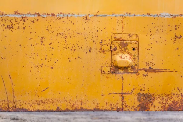 Bordo bus giallo arrugginito con piccolo portello — Foto Stock