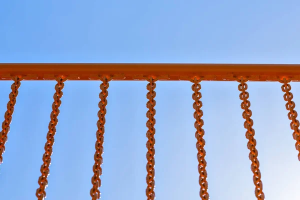 Corrimão amarelo com correntes — Fotografia de Stock