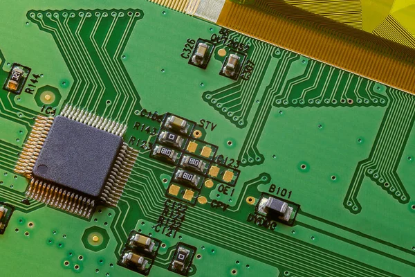 Grön liten elektronisk kretskort krets närbild bakgrund — Stockfoto