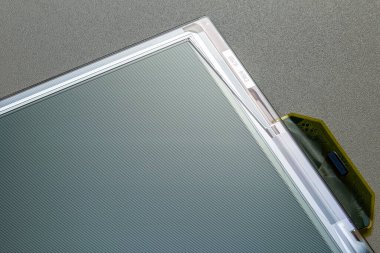 Ayrılmış TN-teknolojisi renk lcd ekran parçasının kabataslak tablo arkaplanındaki yakın plan görüntüsü