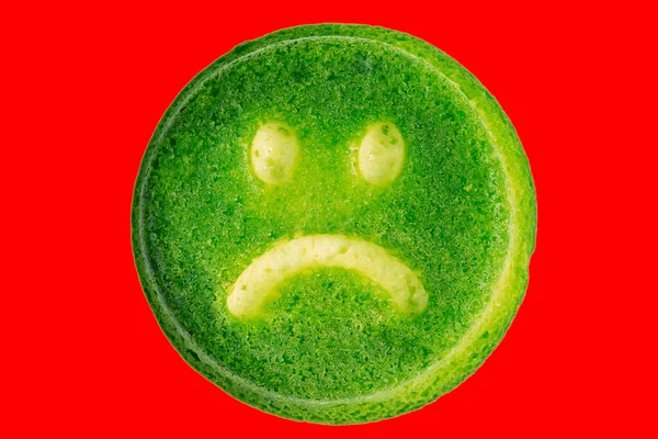 Δυστυχισμένο Μπισκότο Πράσινο Πρόσωπο Μπισκότο Απομονώνονται Κόκκινο Φόντο Επίπεδη Προοπτική — Φωτογραφία Αρχείου