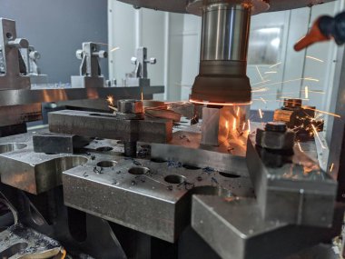 Cnc sertleştirilmiş çelik ve kıvılcımlar - seçici odaklanma ve bulanıklık ile yakın çekim.